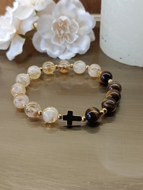 Bransoletka różaniec z cytrynu i tygrysiego oka. Na gumce, krzyżyk stalowy