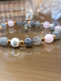 Czułość i Intuicja. Bransoletka z perłą, kamieniem księżycowym, kwarcem różowym i hematytem dla zodiakalnego Raka