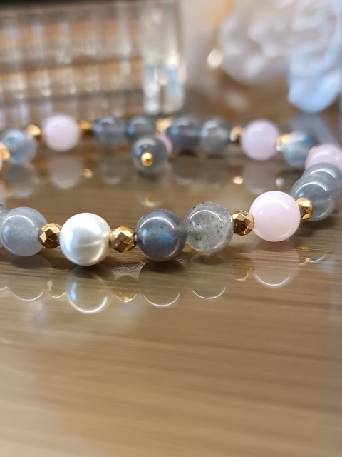 Czułość i Intuicja. Bransoletka z perłą, kamieniem księżycowym, kwarcem różowym i hematytem dla zodiakalnego Raka