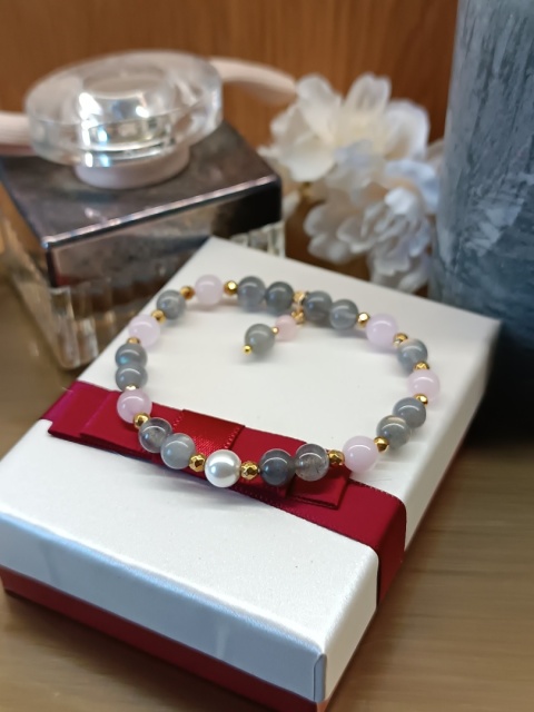 Czułość i Intuicja. Bransoletka z perłą, kamieniem księżycowym, kwarcem różowym i hematytem dla zodiakalnego Raka