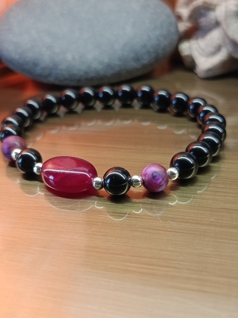 Odwaga i Ochrona. Bransoletka z czarnym turmalinem, jaspisem i czerwonym chalcedonem