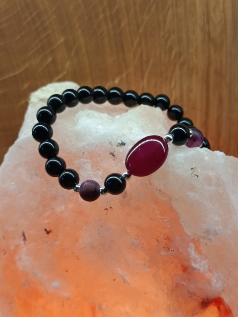 Odwaga i Ochrona. Bransoletka z czarnym turmalinem, jaspisem i czerwonym chalcedonem