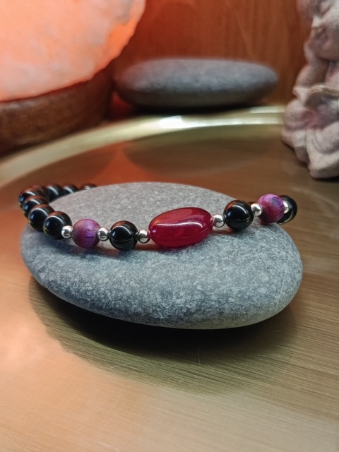Odwaga i Ochrona. Bransoletka z czarnym turmalinem, jaspisem i czerwonym chalcedonem