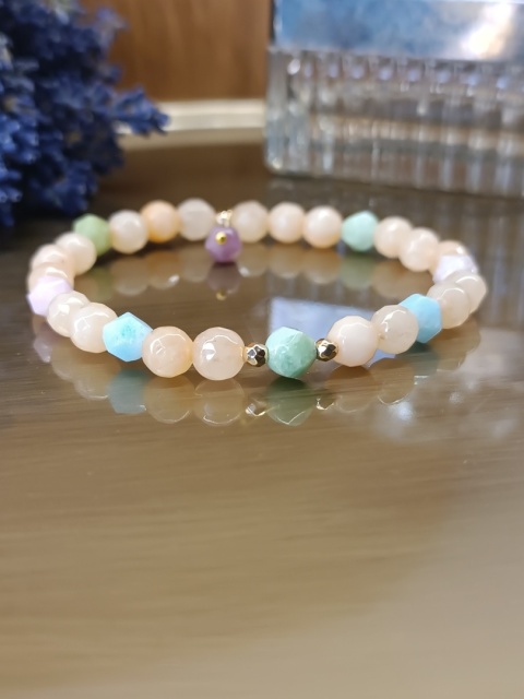 Pastelowy Urok. Bransoletka z jaspisów i złotego hematytu