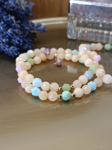 Pastelowy Urok. Bransoletka z jaspisów i złotego hematytu